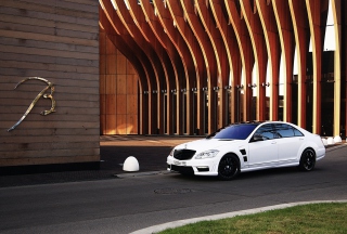 S-Class Luxury Sedan Mercedes - Obrázkek zdarma pro Fullscreen Desktop 1400x1050