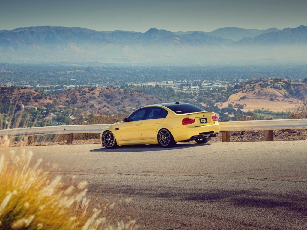 Screenshot №1 pro téma Yellow Bmw M3 E90 Mountain Road 1024x768