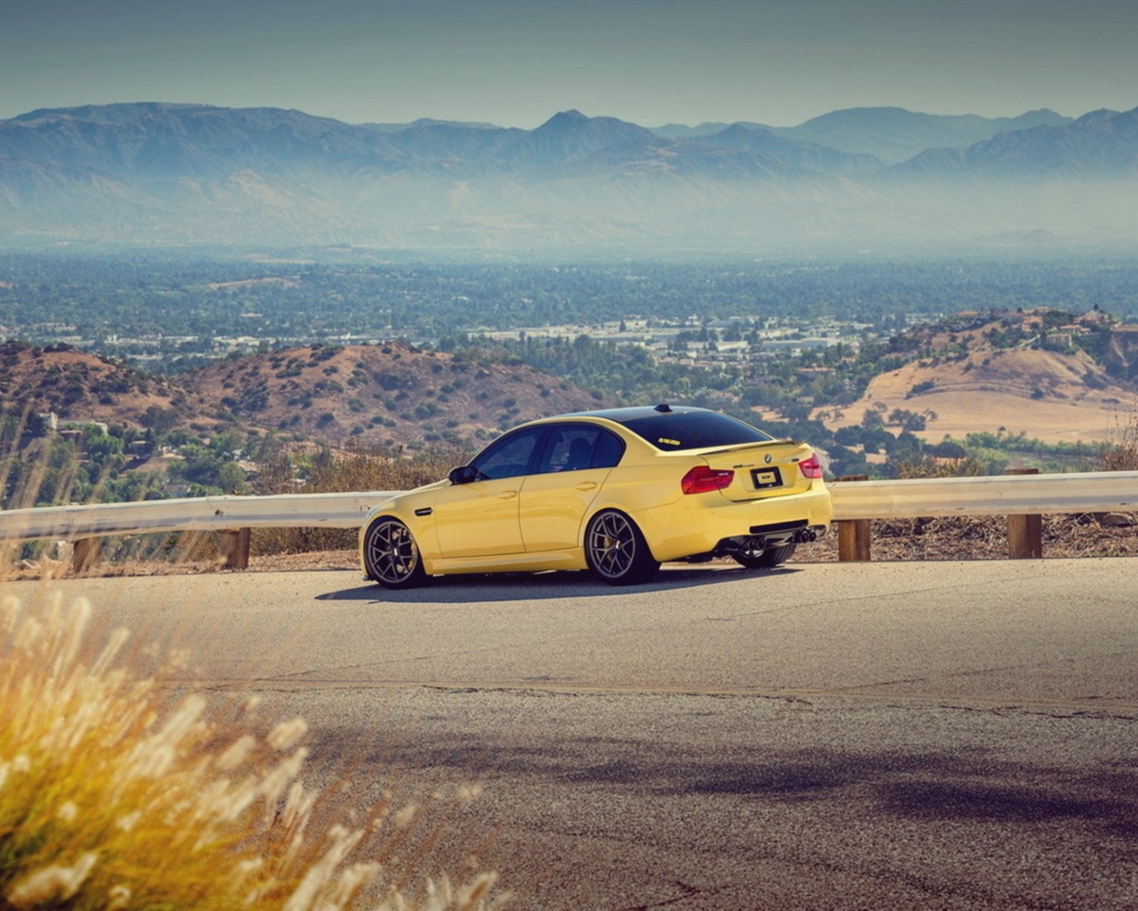 Screenshot №1 pro téma Yellow Bmw M3 E90 Mountain Road 1280x1024