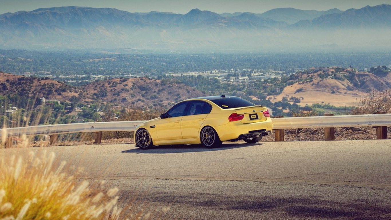 Fondo de pantalla Yellow Bmw M3 E90 Mountain Road 1366x768