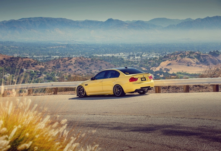 Screenshot №1 pro téma Yellow Bmw M3 E90 Mountain Road