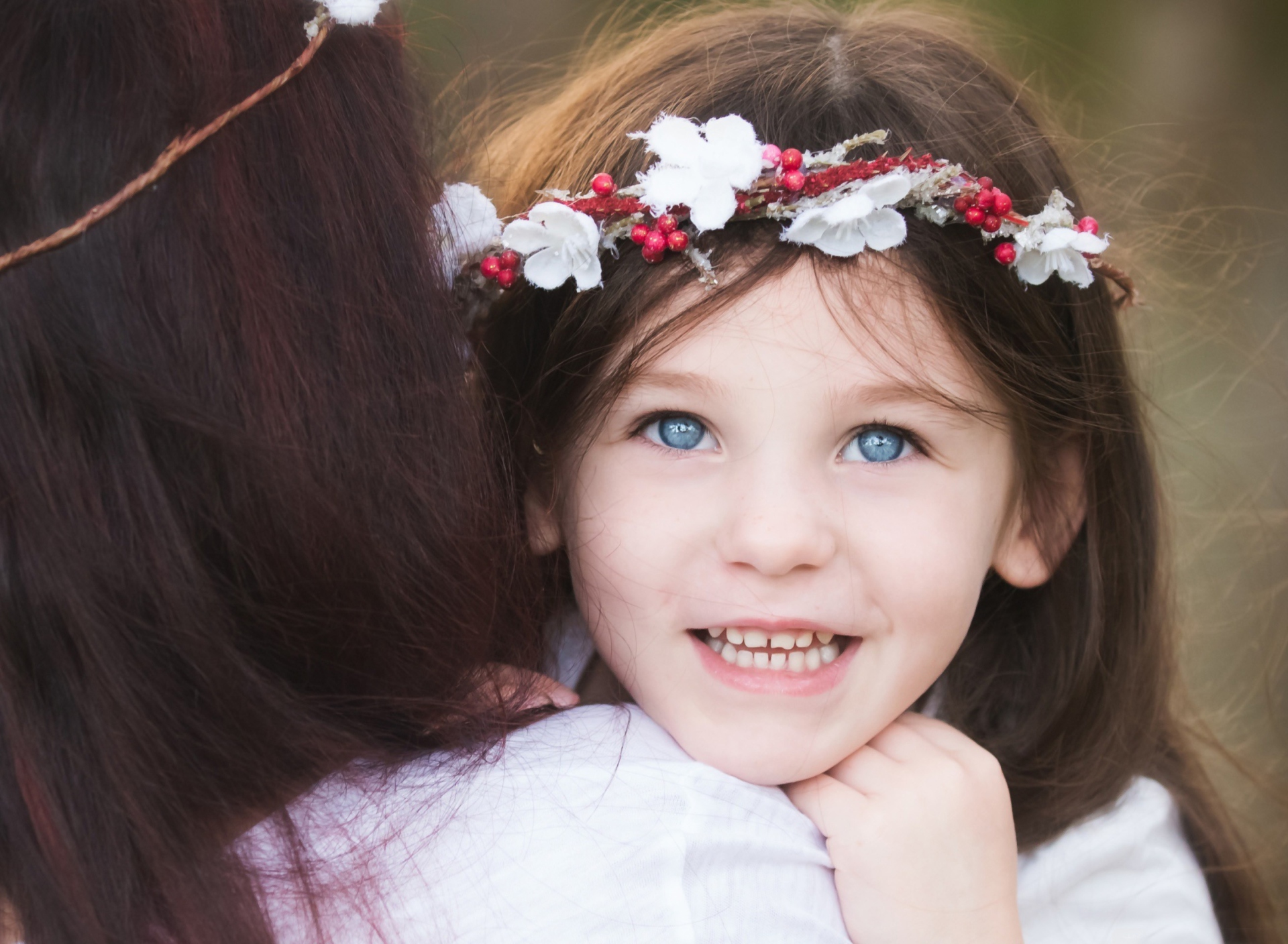 Sfondi Smiley Girl In Flower Wreath 1920x1408