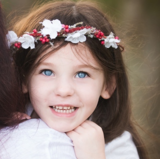 Smiley Girl In Flower Wreath - Obrázkek zdarma pro 128x128