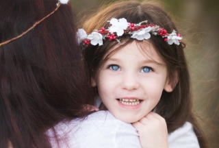 Smiley Girl In Flower Wreath - Obrázkek zdarma pro Fullscreen 1152x864