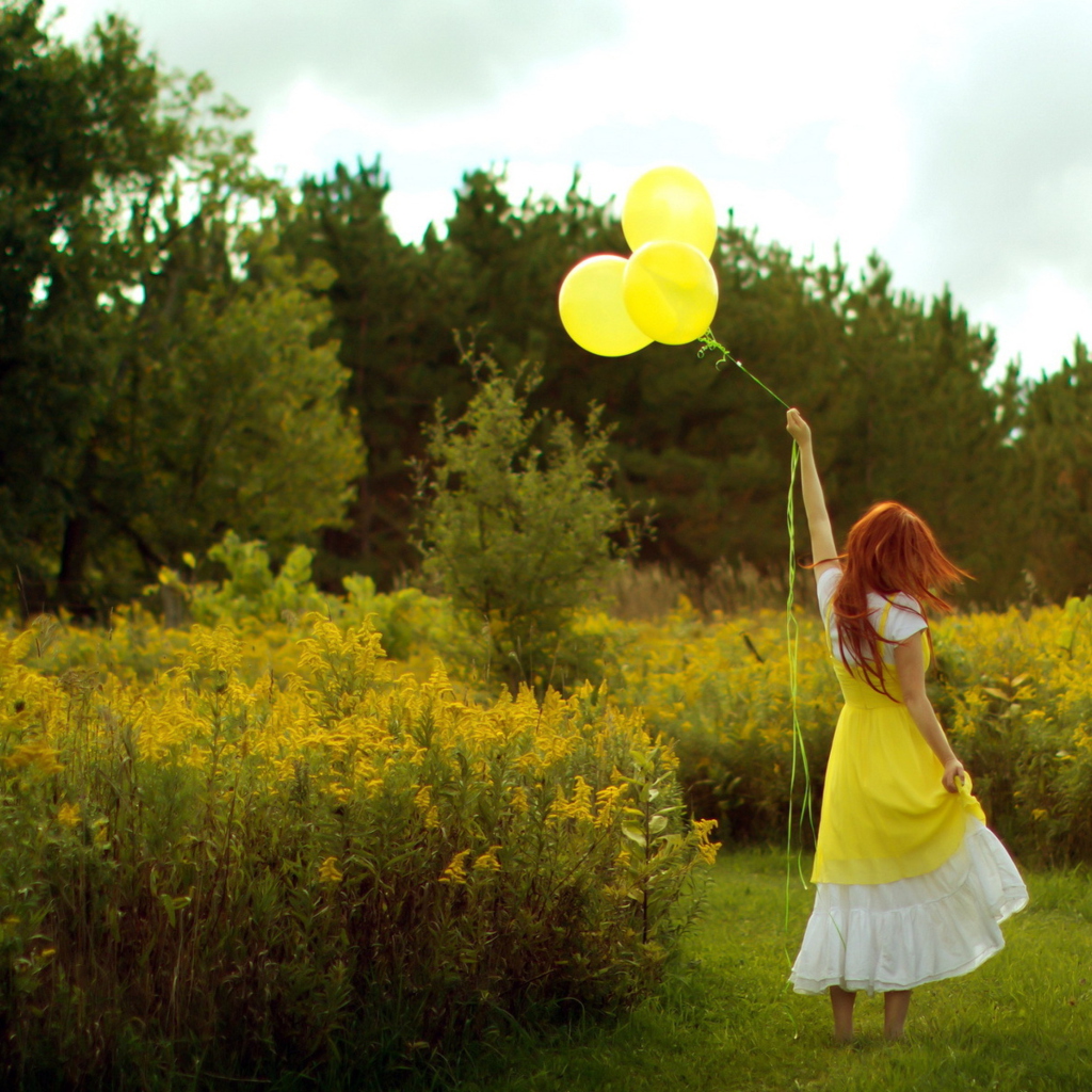 Das Girl With Yellow Balloon Wallpaper 1024x1024