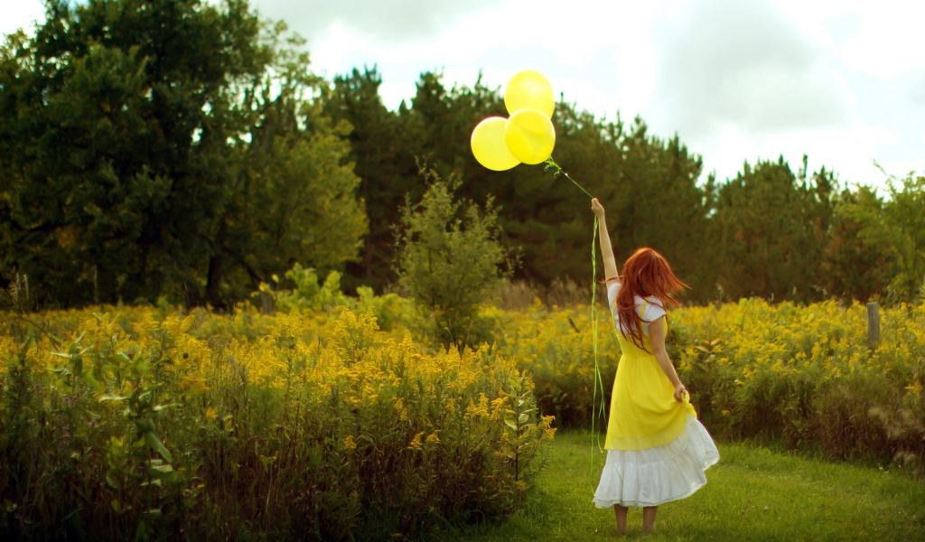 Fondo de pantalla Girl With Yellow Balloon 1024x600