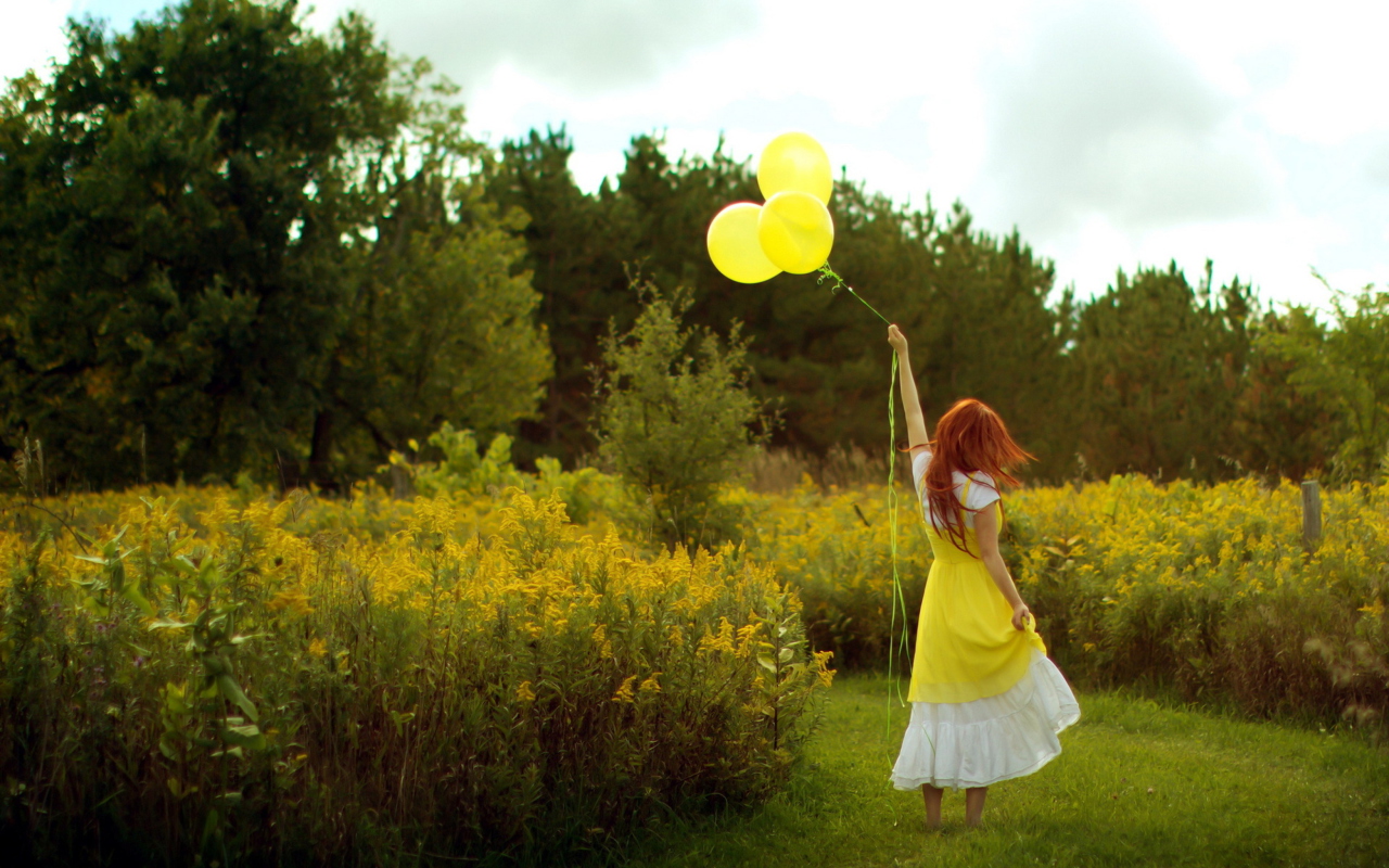 Das Girl With Yellow Balloon Wallpaper 1280x800