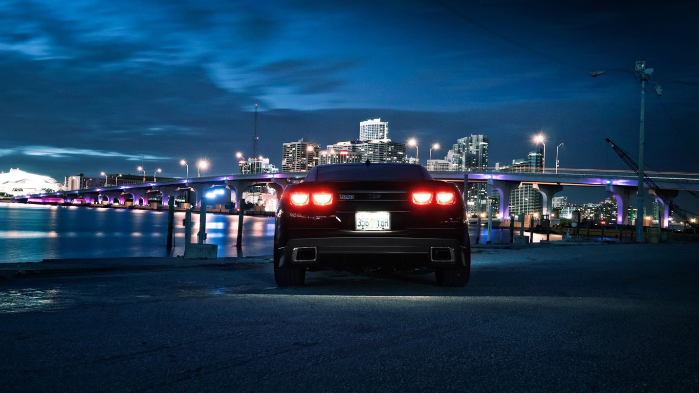 Screenshot №1 pro téma Chevrolet Camaro In Night 1366x768