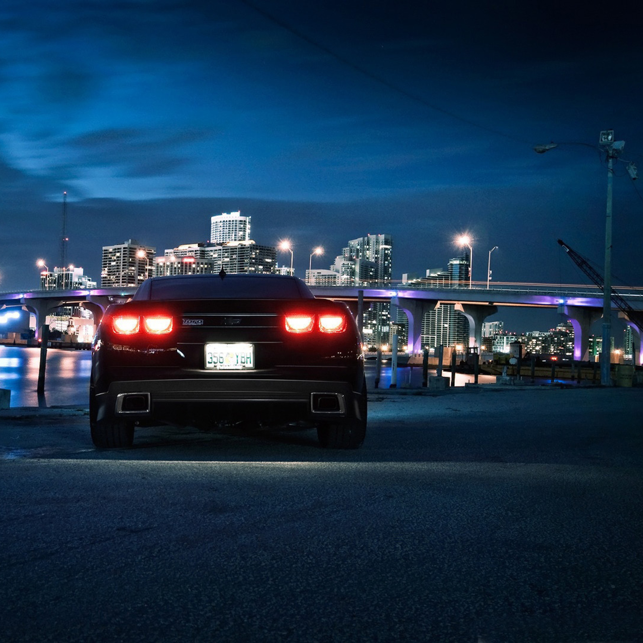 Screenshot №1 pro téma Chevrolet Camaro In Night 2048x2048
