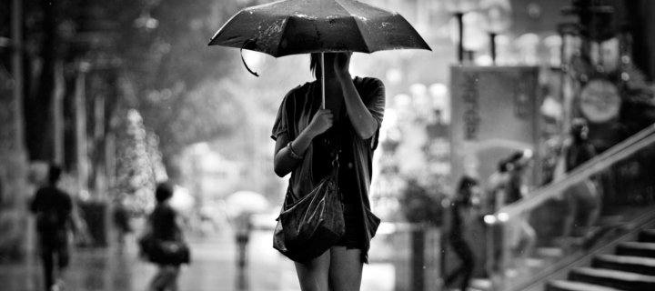 Fondo de pantalla Girl Under Umbrella In Rain 720x320