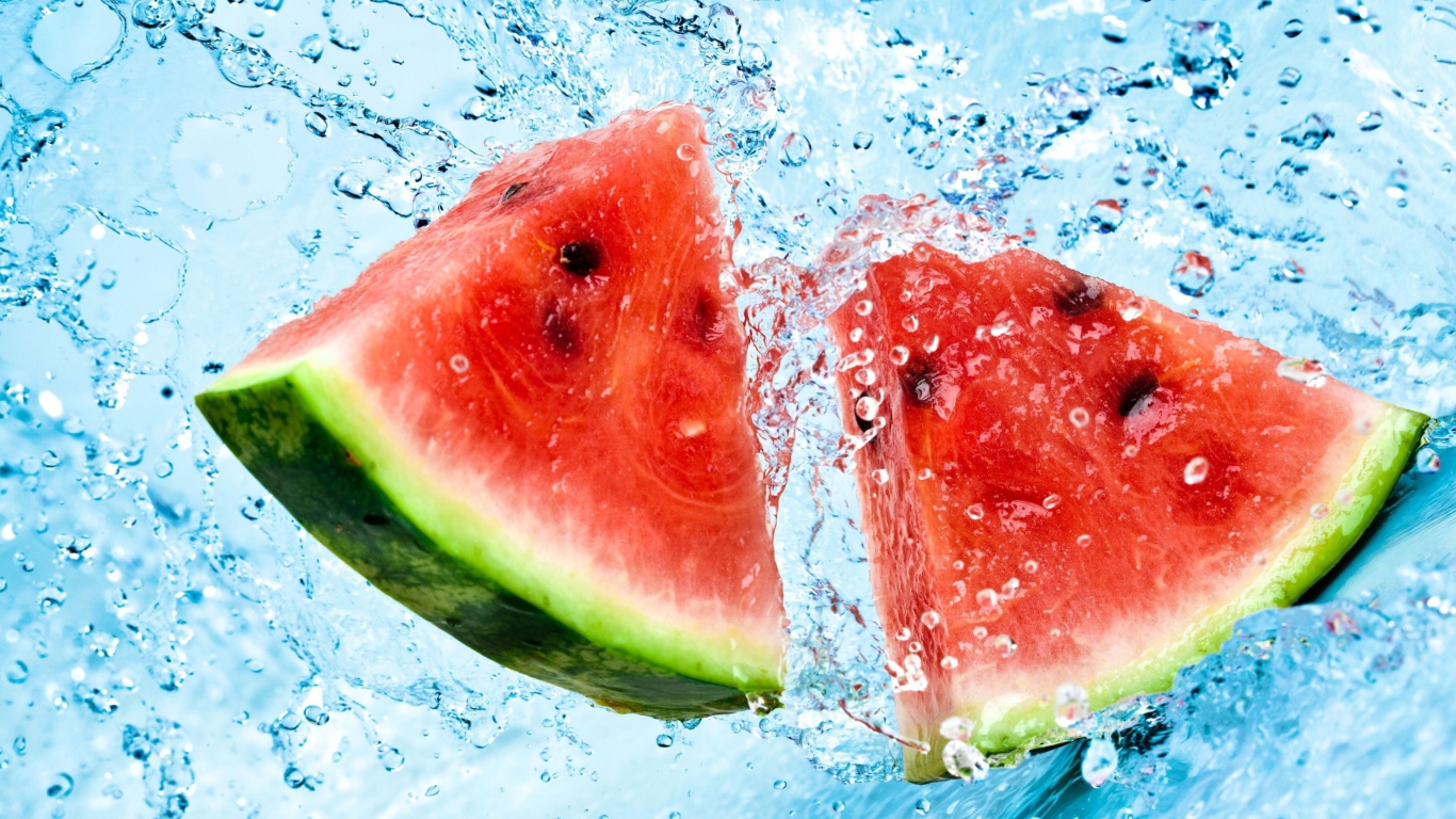Обои Watermelon In Water 1366x768