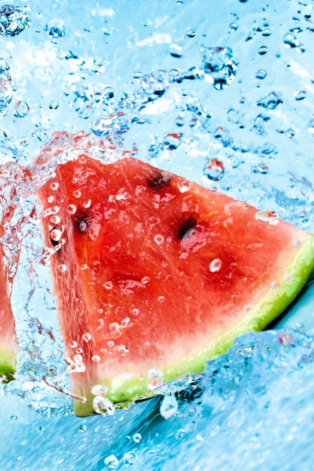 Обои Watermelon In Water 640x960