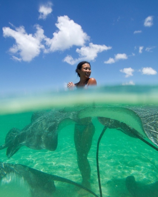 Girl And Rays Fish - Obrázkek zdarma pro 360x640