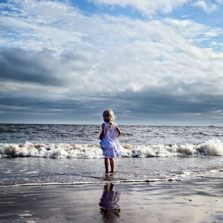 Little Child And Ocean - Obrázkek zdarma pro iPad
