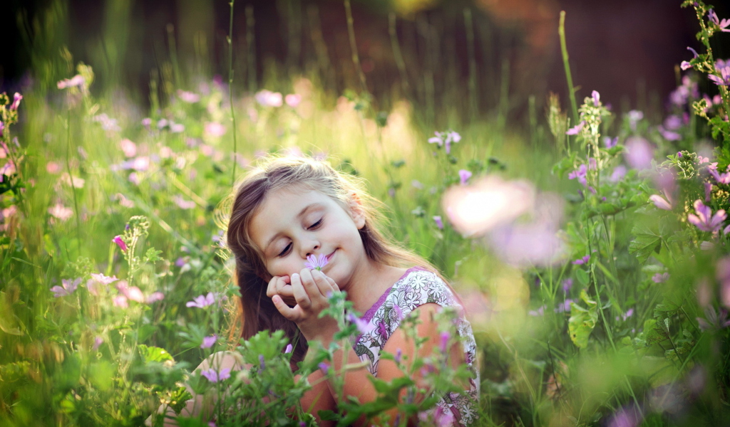Little Girl Enjoying Nature screenshot #1 1024x600