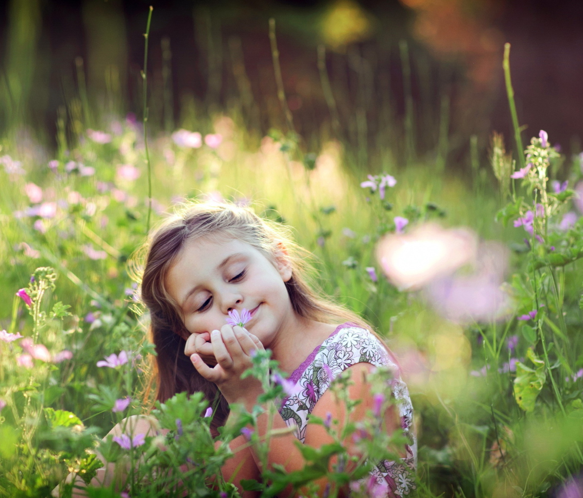 Little Girl Enjoying Nature screenshot #1 1200x1024