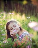 Screenshot №1 pro téma Little Girl Enjoying Nature 128x160