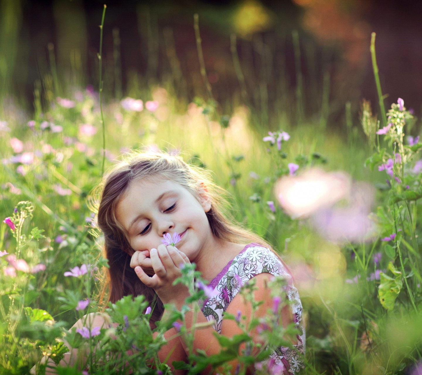 Fondo de pantalla Little Girl Enjoying Nature 1440x1280