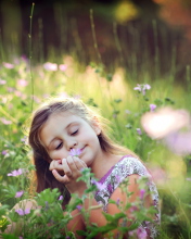 Fondo de pantalla Little Girl Enjoying Nature 176x220