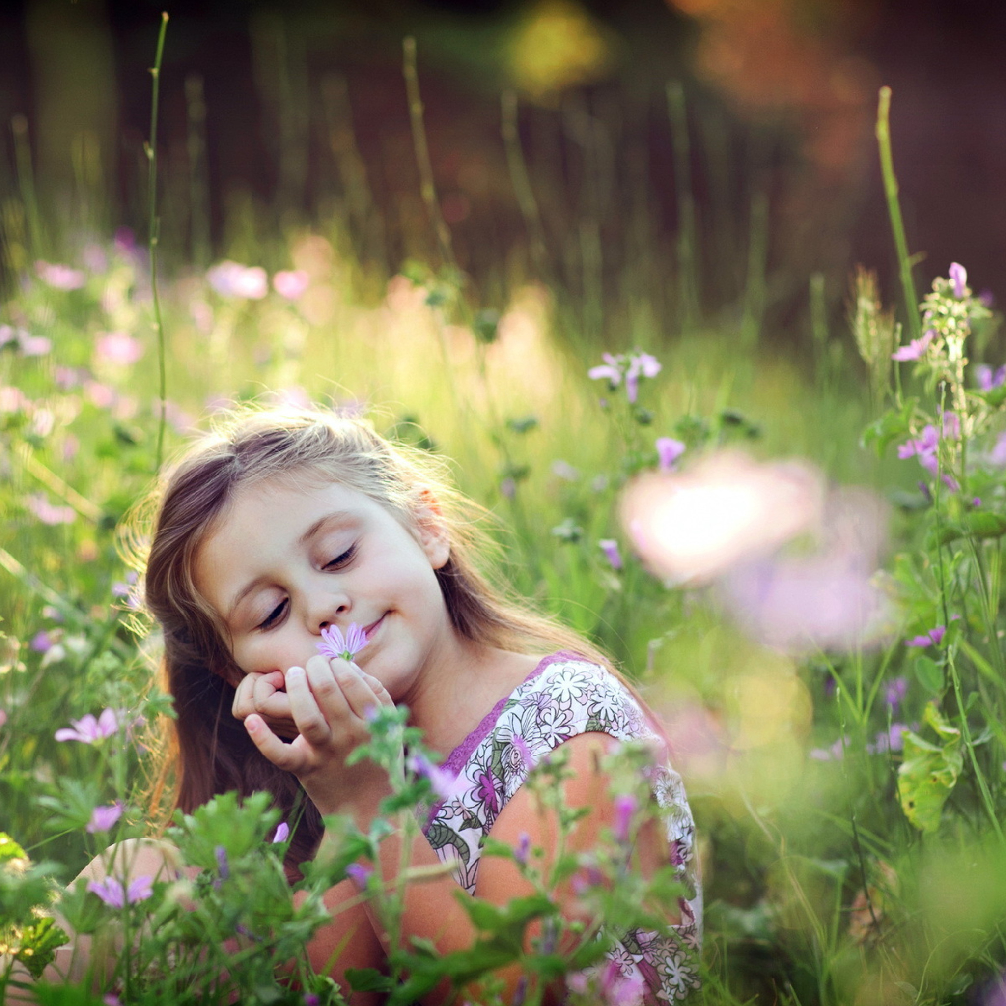 Fondo de pantalla Little Girl Enjoying Nature 2048x2048