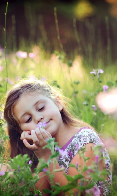 Fondo de pantalla Little Girl Enjoying Nature 240x400