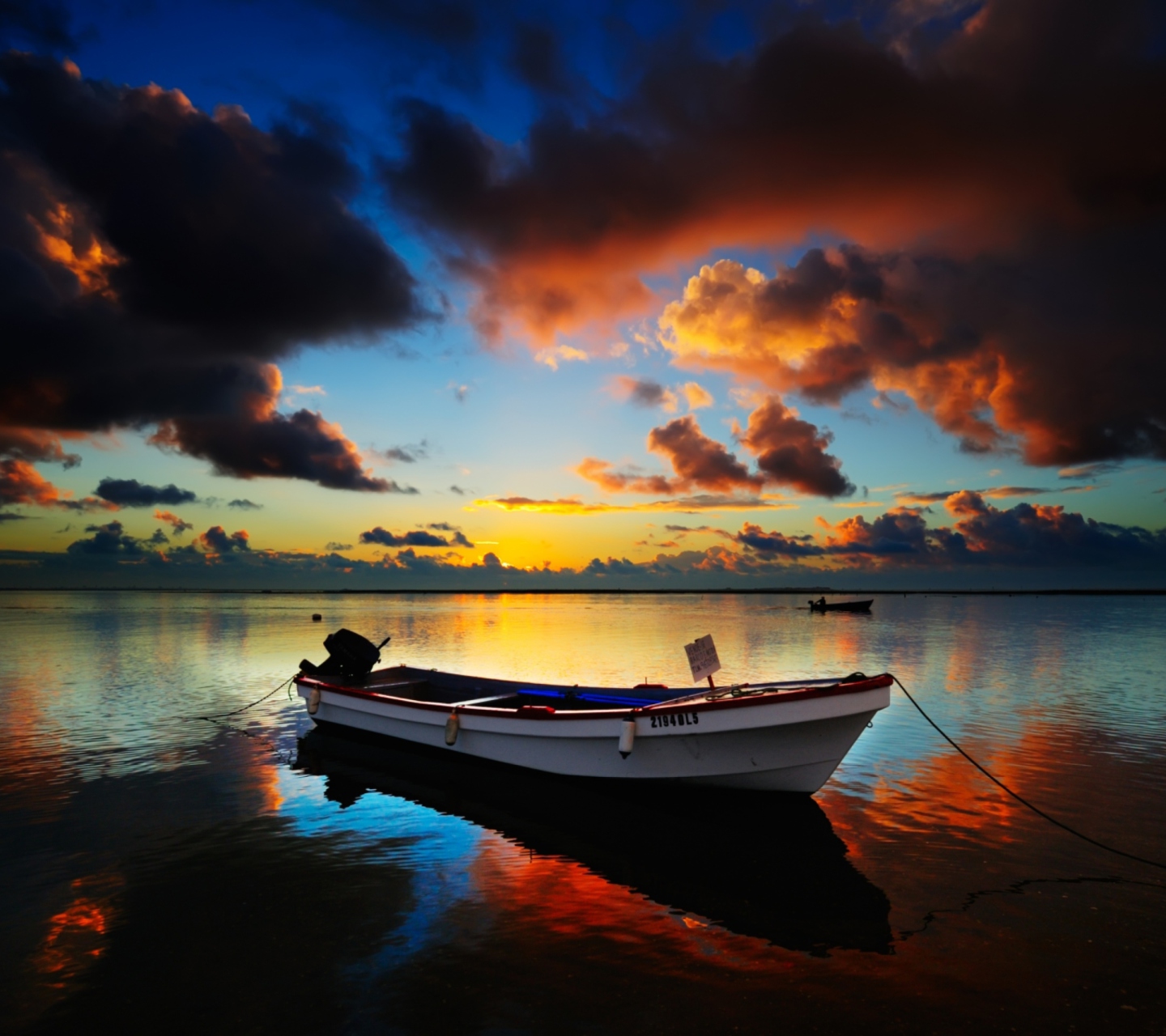 Fondo de pantalla Boat In Sea At Sunset 1440x1280