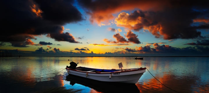 Das Boat In Sea At Sunset Wallpaper 720x320