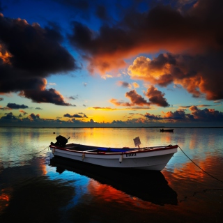 Kostenloses Boat In Sea At Sunset Wallpaper für iPad