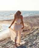 Sfondi Girl In White Dress On Beach 128x160