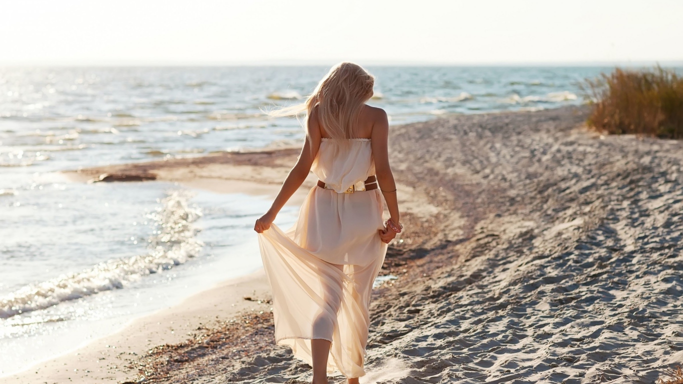 Screenshot №1 pro téma Girl In White Dress On Beach 1366x768