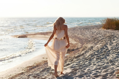 Fondo de pantalla Girl In White Dress On Beach 480x320