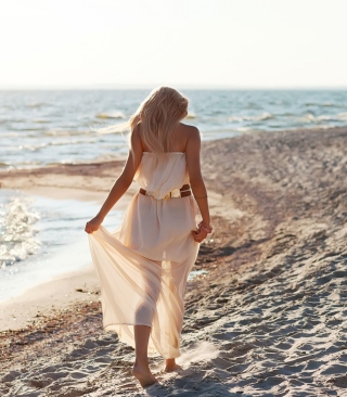 Girl In White Dress On Beach - Obrázkek zdarma pro Nokia Asha 310