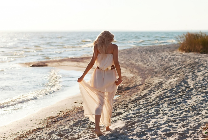 Fondo de pantalla Girl In White Dress On Beach