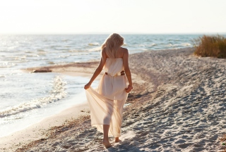 Girl In White Dress On Beach - Obrázkek zdarma pro Nokia Asha 302