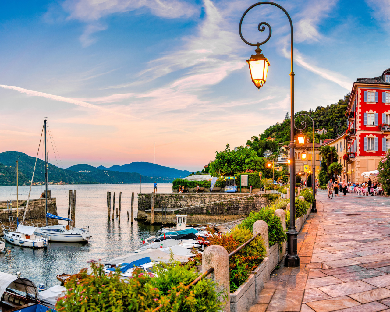 Fondo de pantalla Cannobio Town on Lake Maggiore 1280x1024