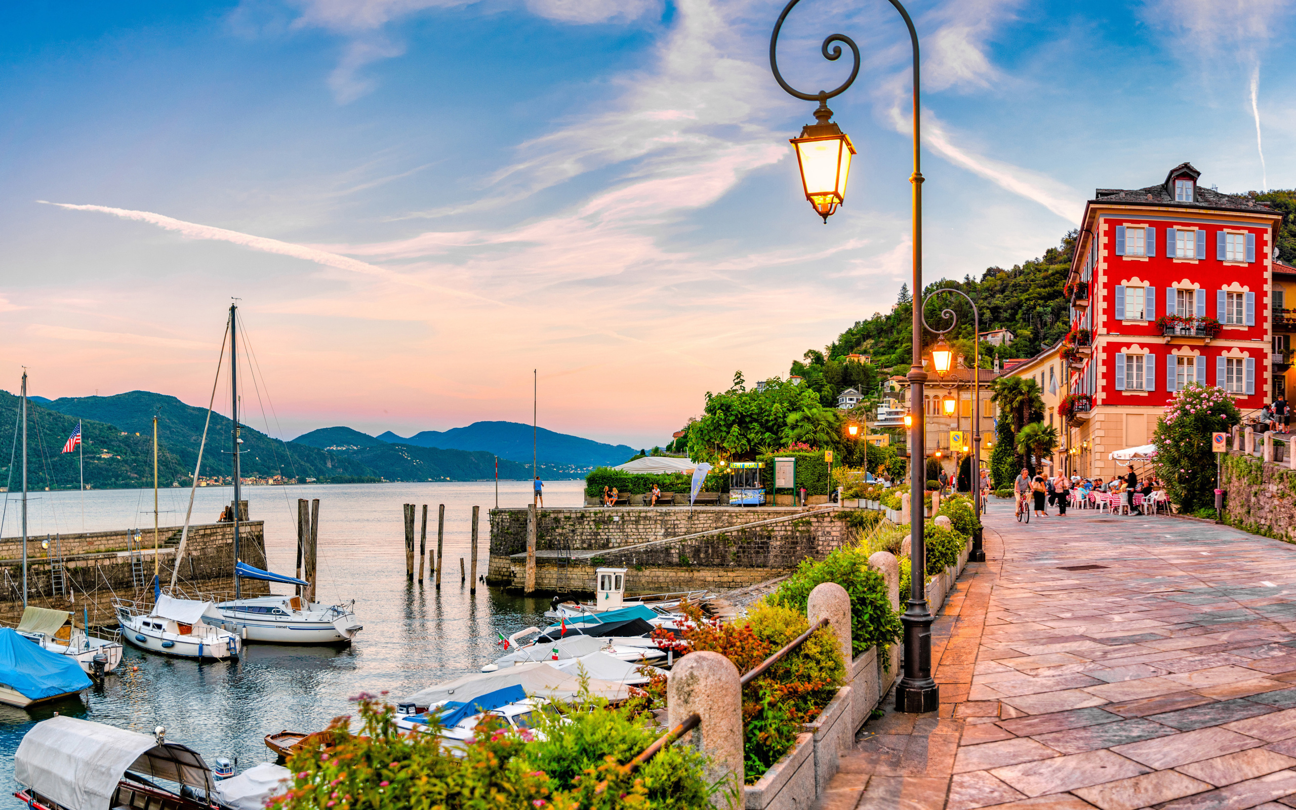 Обои Cannobio Town on Lake Maggiore 2560x1600