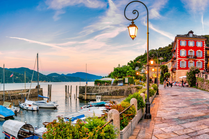 Fondo de pantalla Cannobio Town on Lake Maggiore
