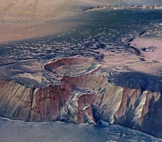 Kostenloses Mars Crater Wallpaper für 2048x2048