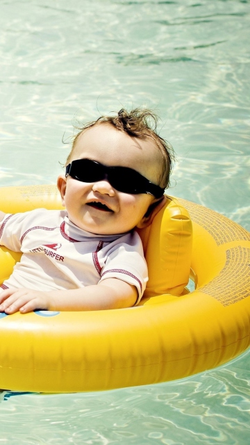 Обои Cute Baby Boy Having Fun In Pool 360x640