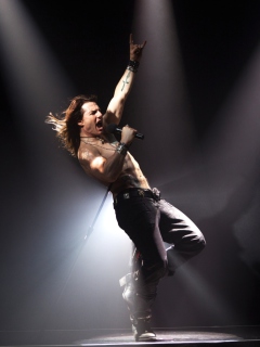 Fondo de pantalla Tom Cruise In Rock Of Ages 240x320