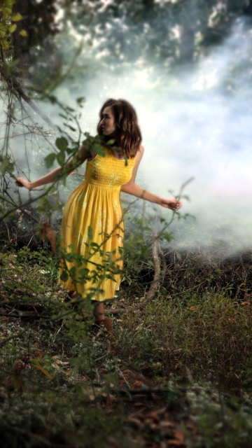 Sfondi Girl In Yellow Dress 360x640