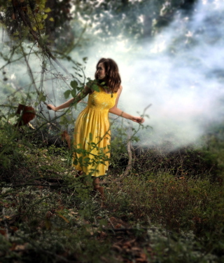 Girl In Yellow Dress - Obrázkek zdarma pro Nokia C3-01