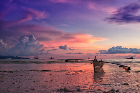 Fondo de pantalla Pink Sunset And Boat At Beach In Philippines 480x320