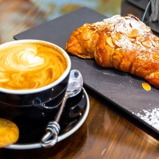 Croissant and cappuccino - Obrázkek zdarma pro iPad Air