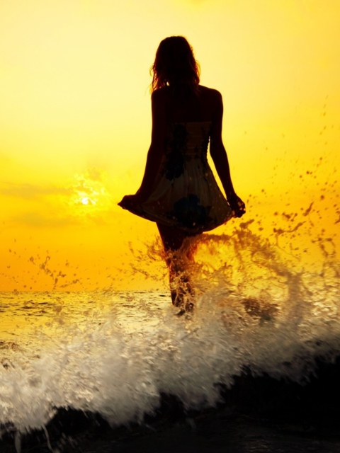 Sfondi Girl Silhouette In Sea Waves At Sunset 480x640