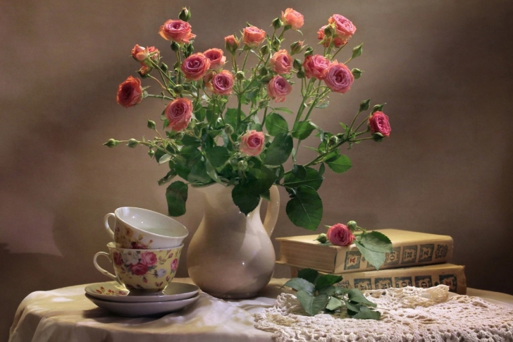 Das Still life of vintage books and roses Wallpaper
