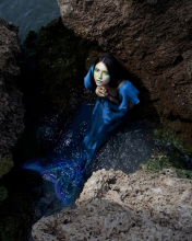 Das Blue Mermaid Hiding Behind Rocks Wallpaper 176x220