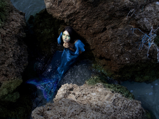 Das Blue Mermaid Hiding Behind Rocks Wallpaper 320x240