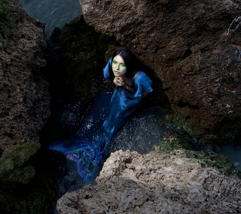 Das Blue Mermaid Hiding Behind Rocks Wallpaper 960x854