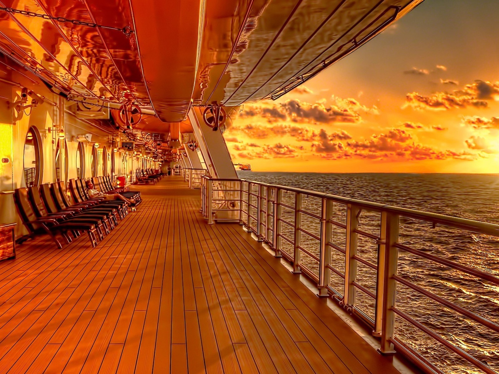 Fondo de pantalla Sunset on posh cruise ship 1600x1200